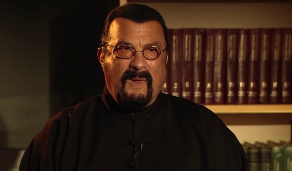 Стивен Сигал с хвостиком