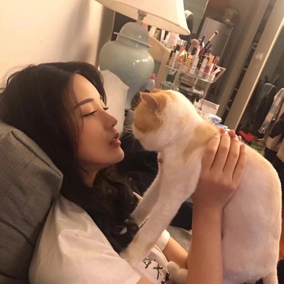 Корейская девушка с котом