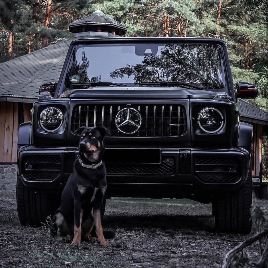 Пацан возле машины