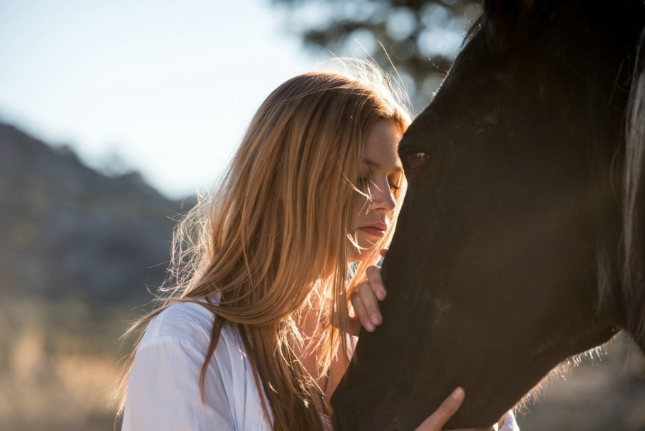 Девушка скачет на лошади