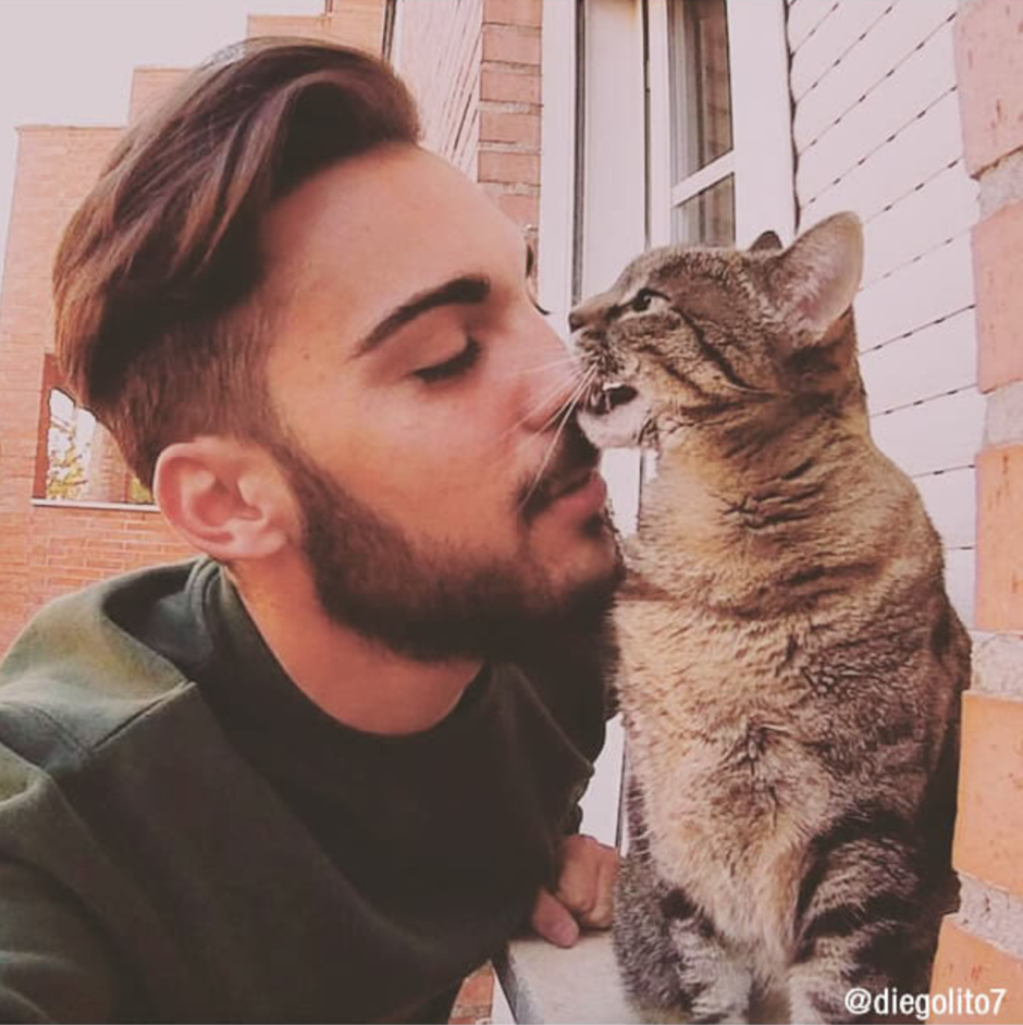 Парень с котом