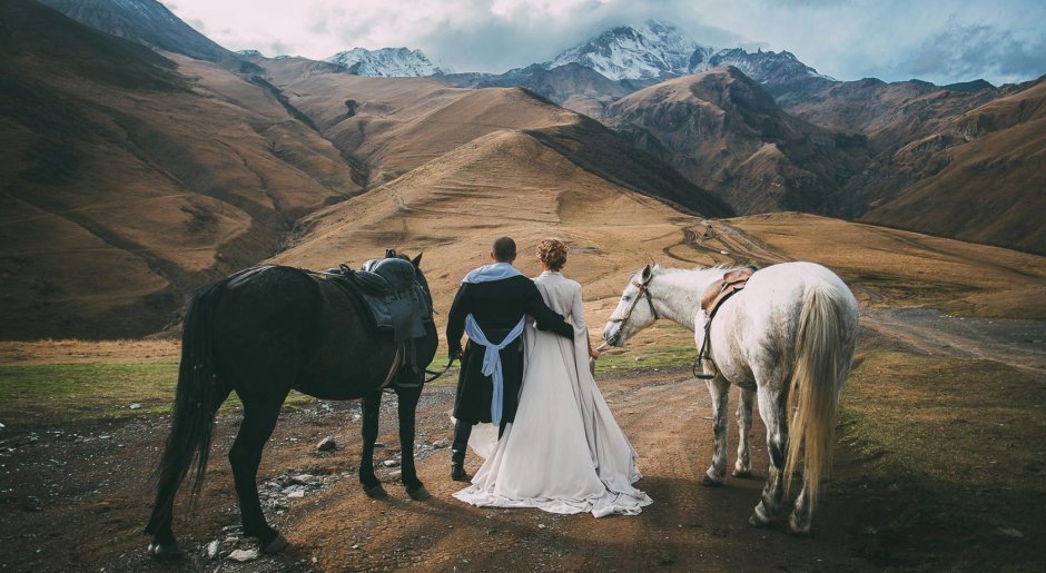 Девушка в папахе