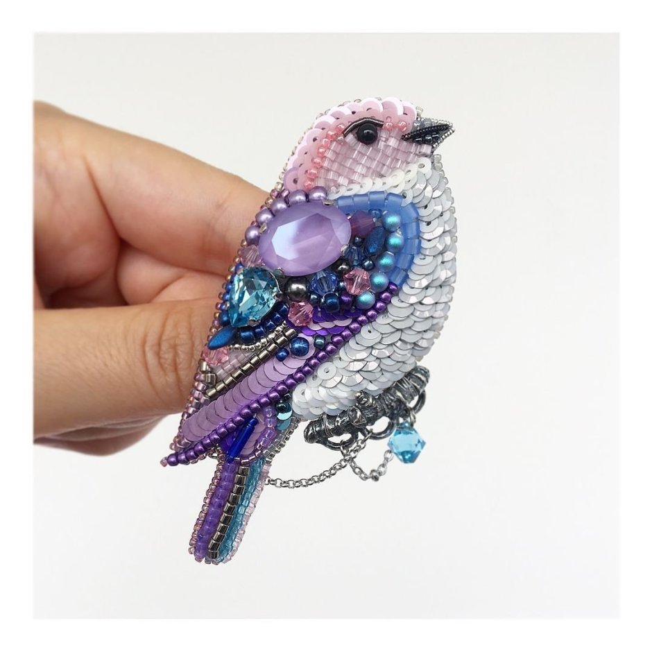 Броши из бисера и камней и пайеток