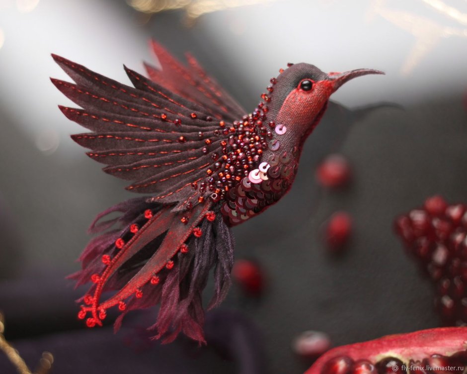 Птица бордового цвета