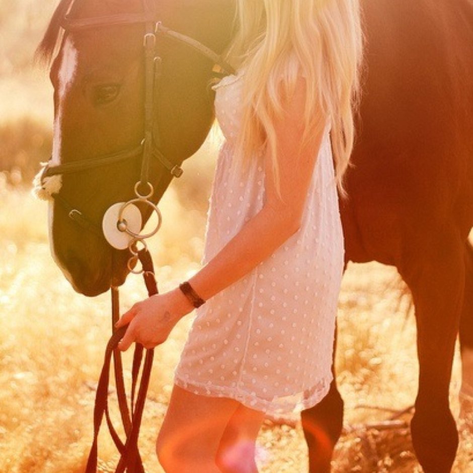 Блондинка верхом на лошади