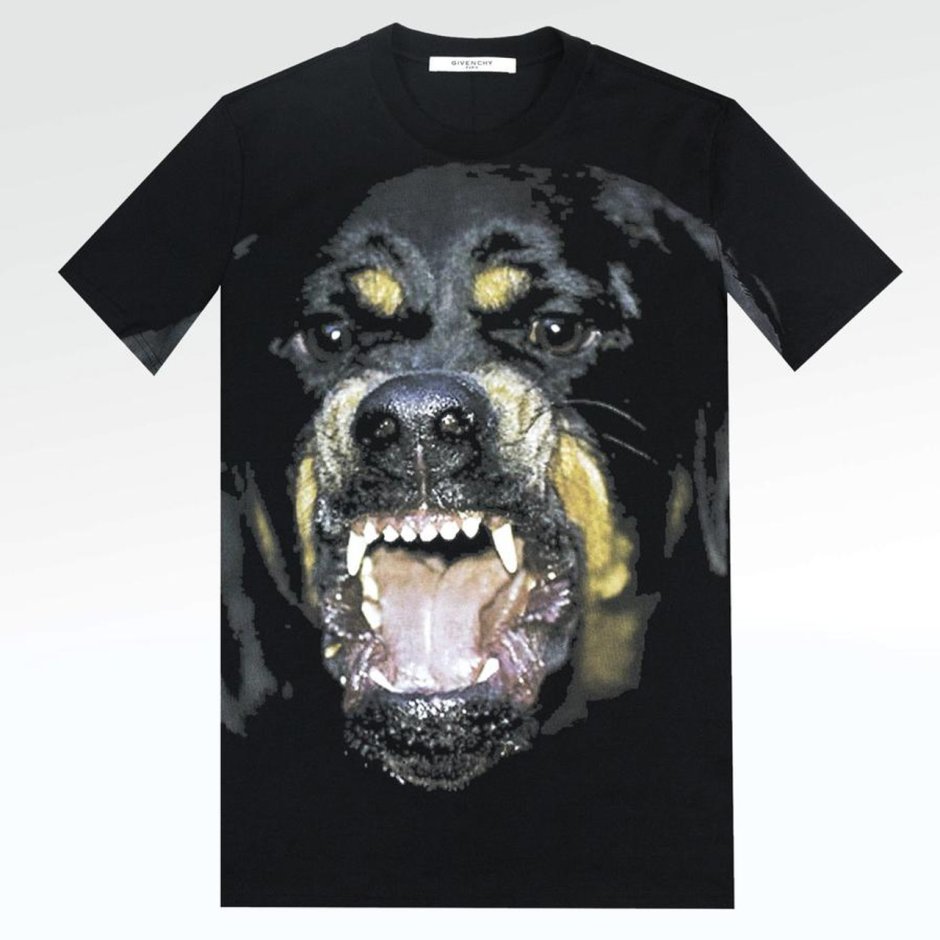 Собака ротвейлер оскал