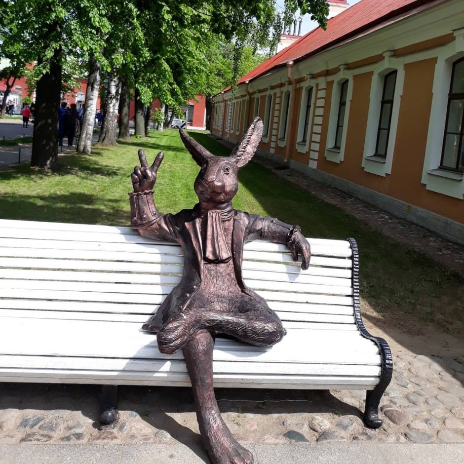 Заяц в Петропавловской крепости в Санкт-Петербурге