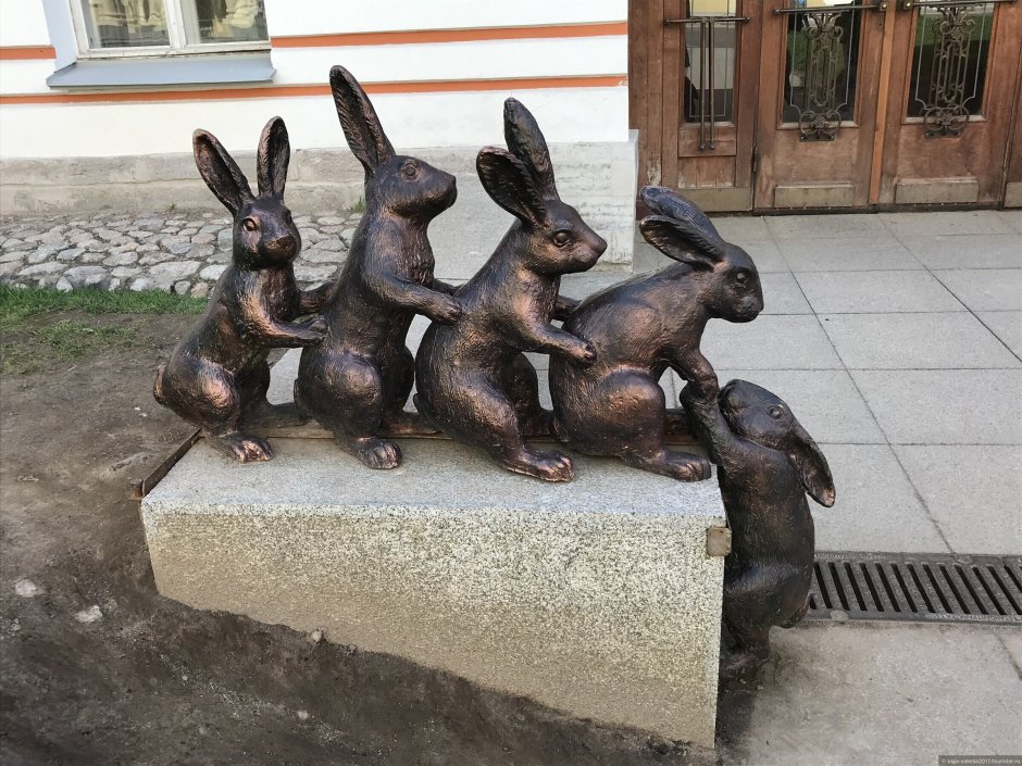 Памятник зайчику в Санкт-Петербурге