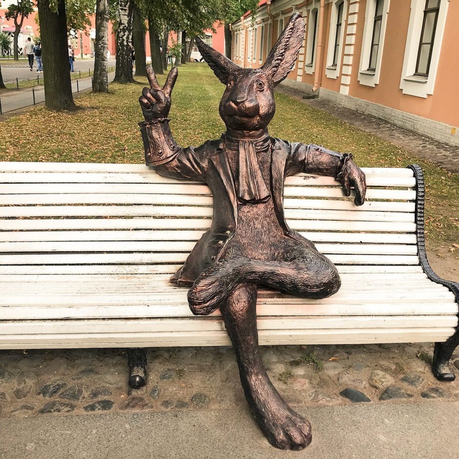 Памятник зайцу у Петропавловской крепости