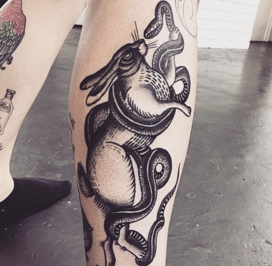 Тату кролик на бедре