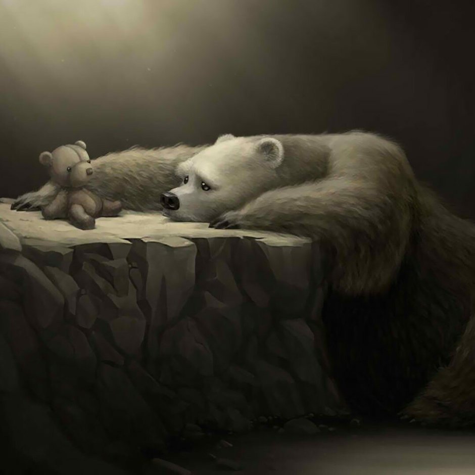 Обнимает большого мишку