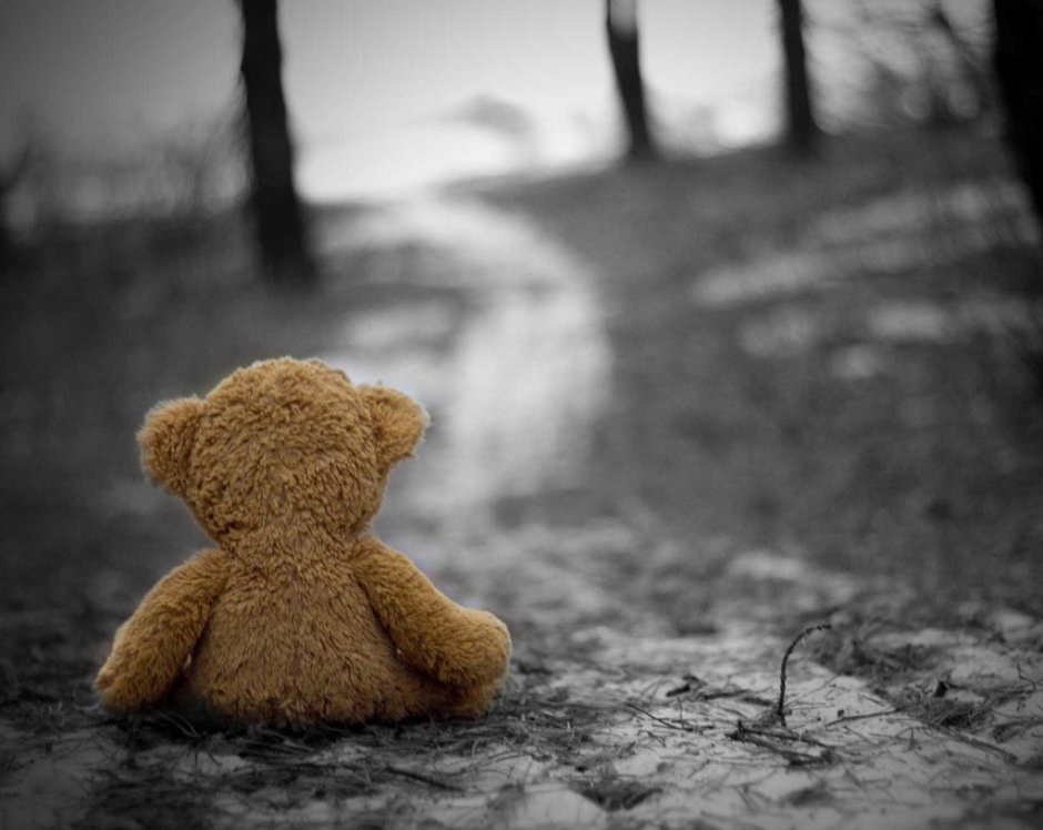 Грустный плюшевый медведь