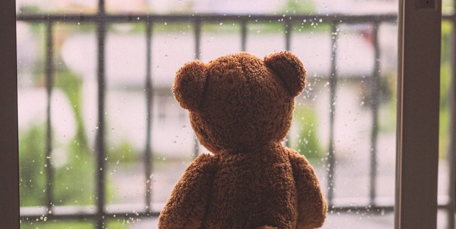 Грустный Медвежонок под дождем