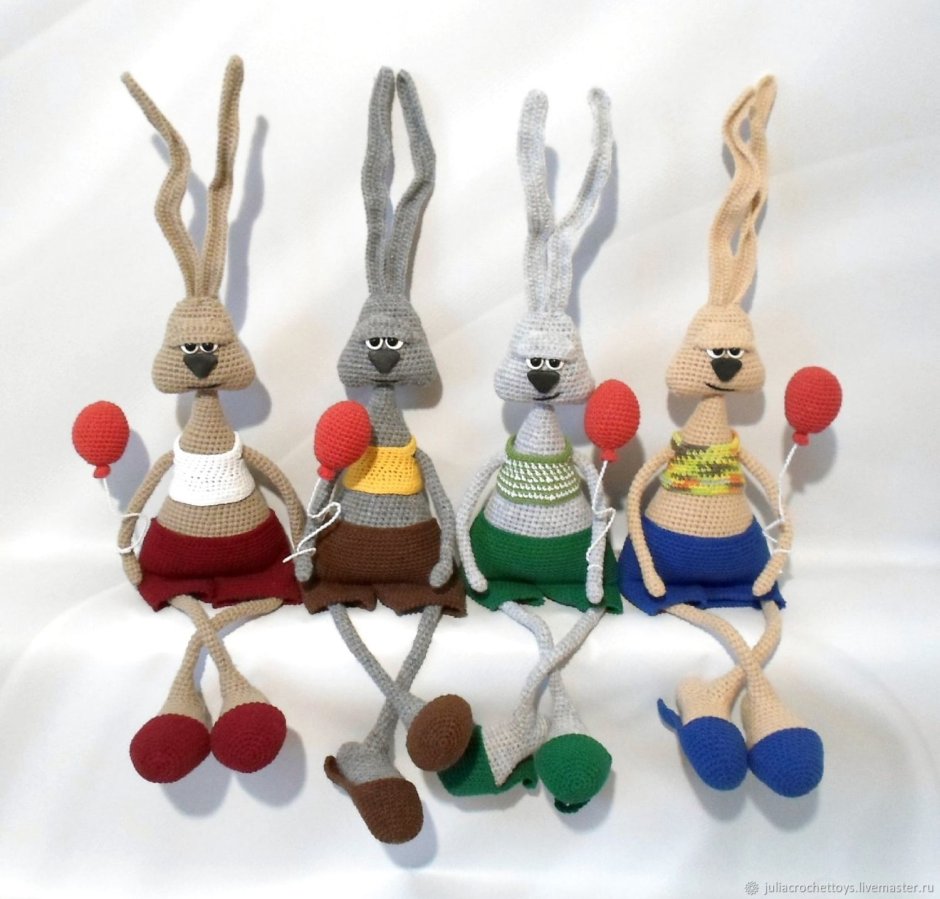 Длинноухий заяц спрятался под куст