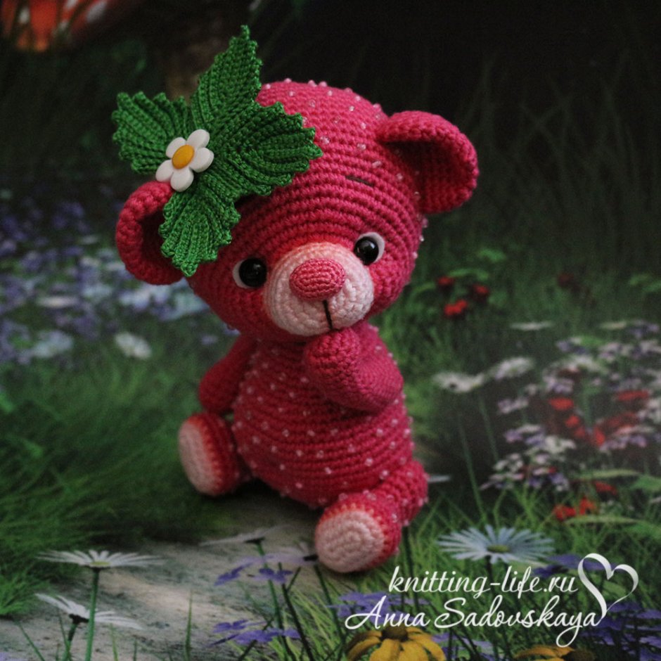 Медведь мультяшный сидит