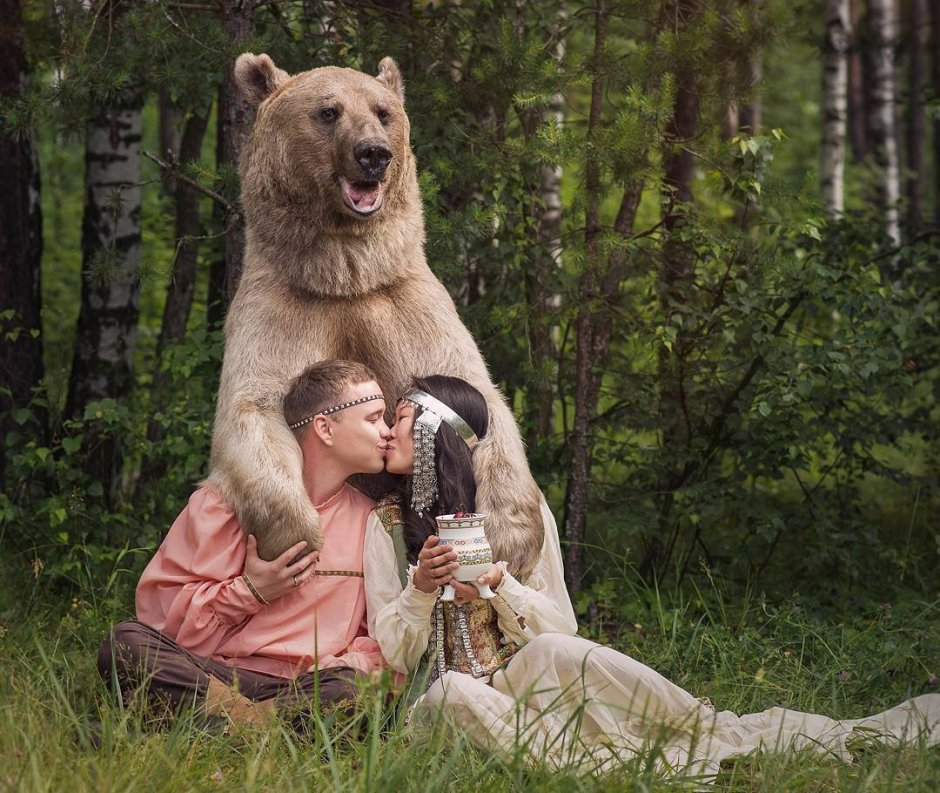 Медведь и ягодка