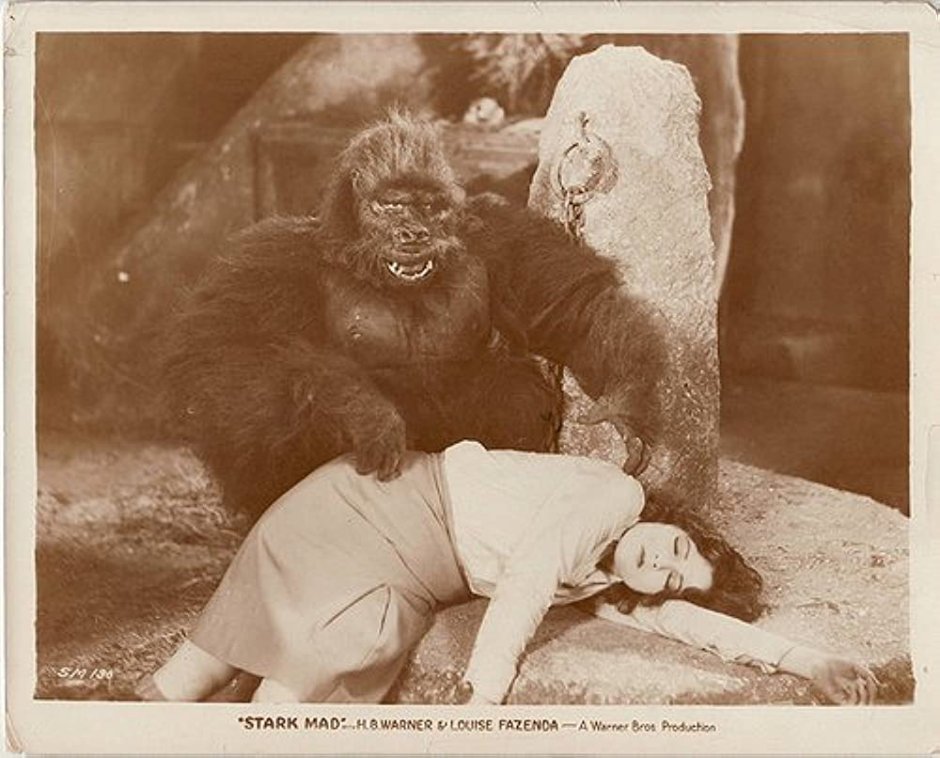 Горилла Кинг Конг с женщиной