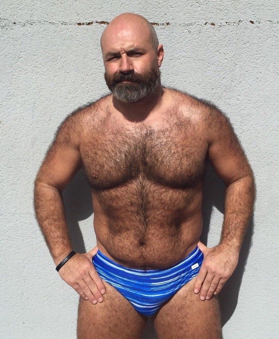 Лысый волосатый мужчина