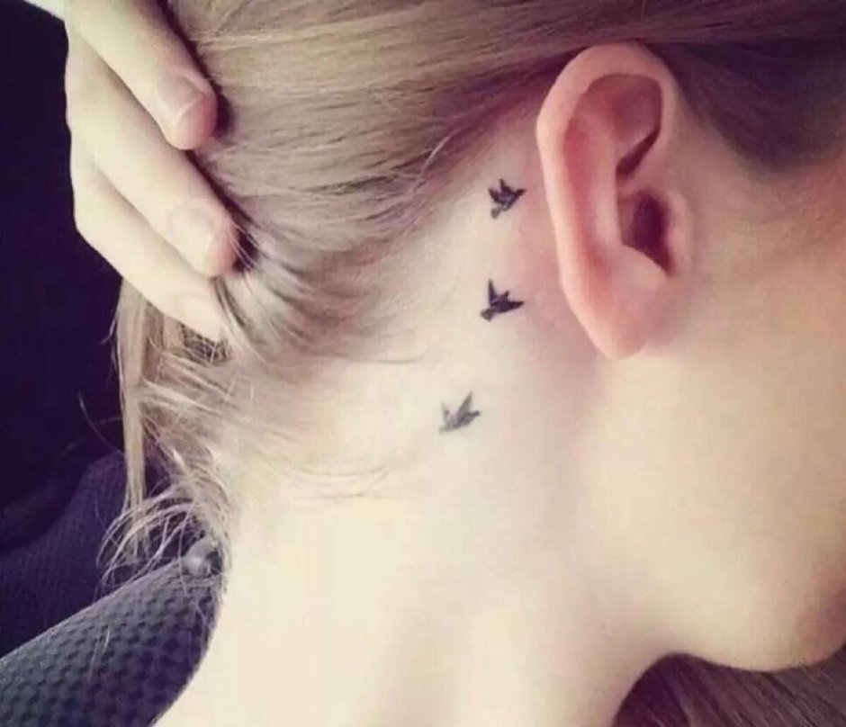 Тату Ласточка за ухом