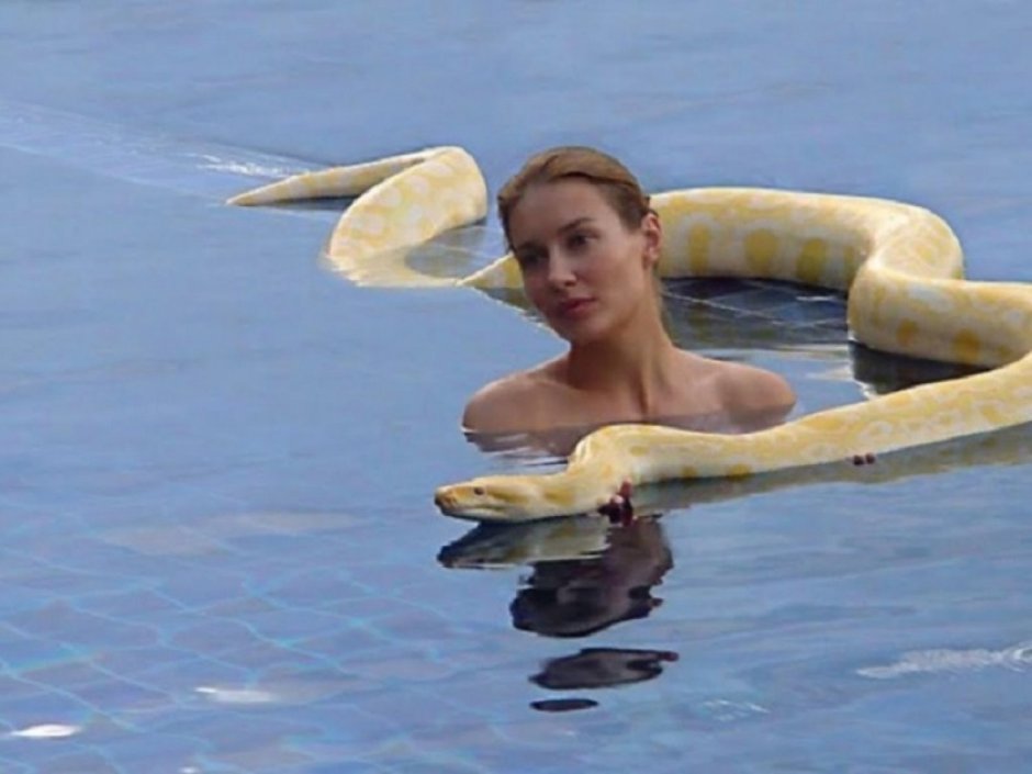 Фотосессия со змеями в воде