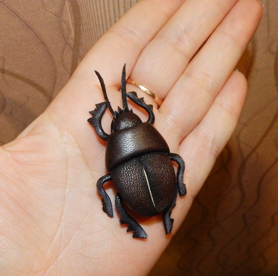 Брошь Жук из кожи