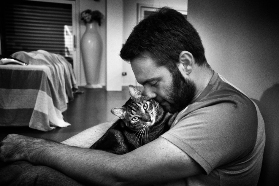 Парень с котенком