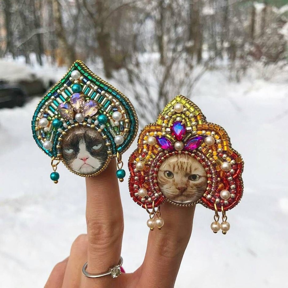 Брошь кокошник из бисера