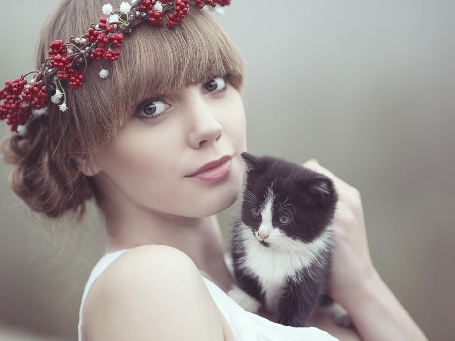 Красивая девушка с котом