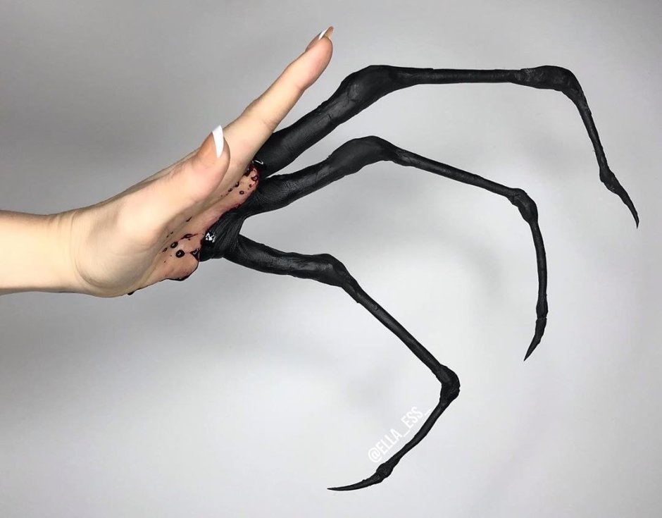 Черный пак с длинными лапами