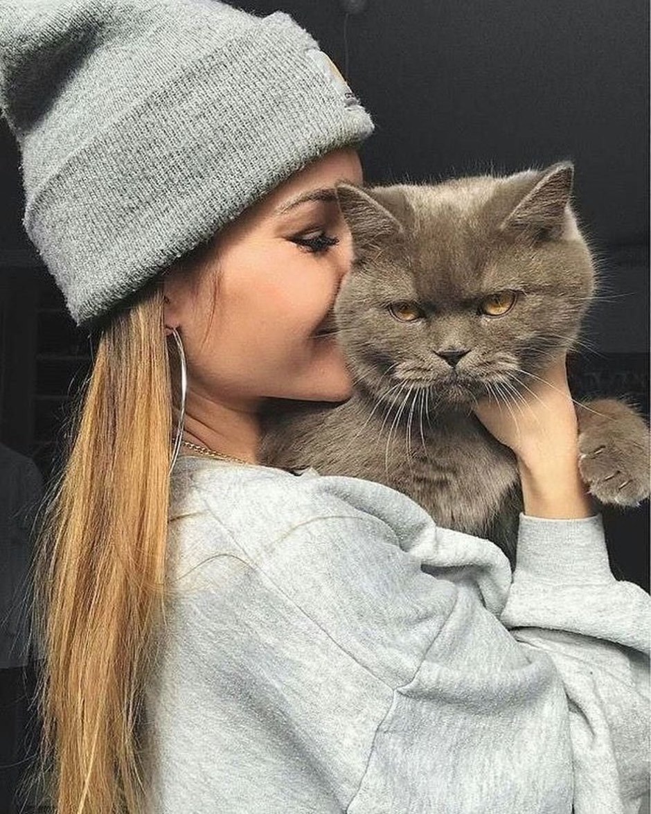 С котом глупая блондинка